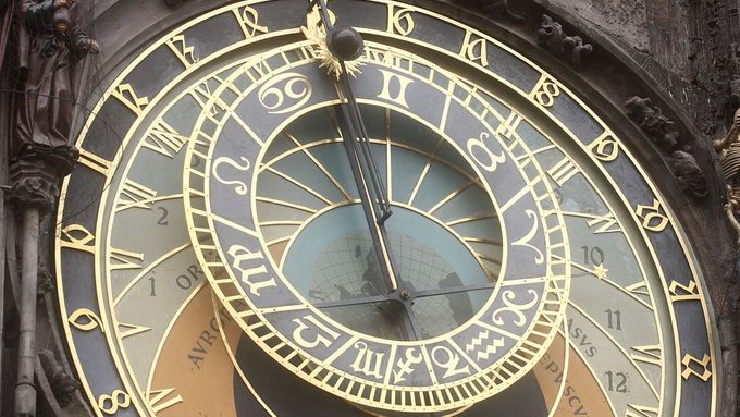 Orloj na Staroměstském náměstí je nejstarší funkční a původní orloj na světě a jeden z mála, který byl postaven na venkovní budově, říká Petr Skála.