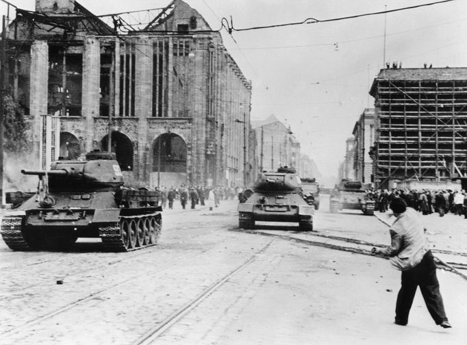 Ruské tanky v Berlíně. Dobová fotografie z povstání obyvatelstva proti východoněmecké vládě, které začalo v Berlíně 16. června v roce 1953.