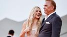 Herečka Sienna Miller a Kevin Costner na benátském festivalu.