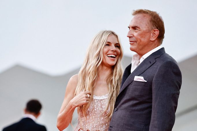 Herečka Sienna Miller a Kevin Costner na benátském festivalu.