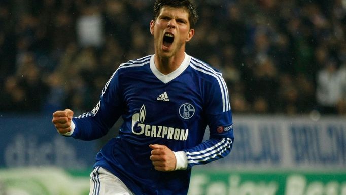 Fotbalista Schalke 04 Klaas-Jan Huntelaar v utkání proti Arsenalu během Ligy mistrů 2012/13.