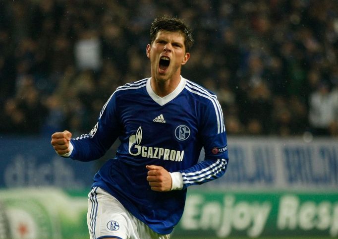 Fotbalista Schalke 04 Klaas-Jan Huntelaar v utkání proti Arsenalu během Ligy mistrů 2012/13.