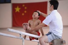 Týrání atletů, nebo triumf Číny? Podle reklamy obojí