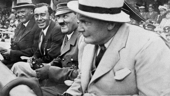 Zleva švédský princ Gustav Adolf (obdivovatel nacismu, sám na olympiádě soutěžil v jízdě na koni), Hitler a ministr Hermann Göring.