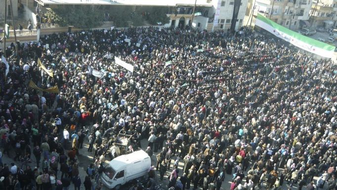 Demonstrace proti prezidentovi Asadovi v severosyrském městě Idlíb.