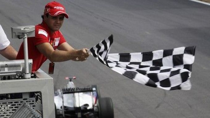 Je konec závodu. Felipe Massa mává šachovnicovým praporkem