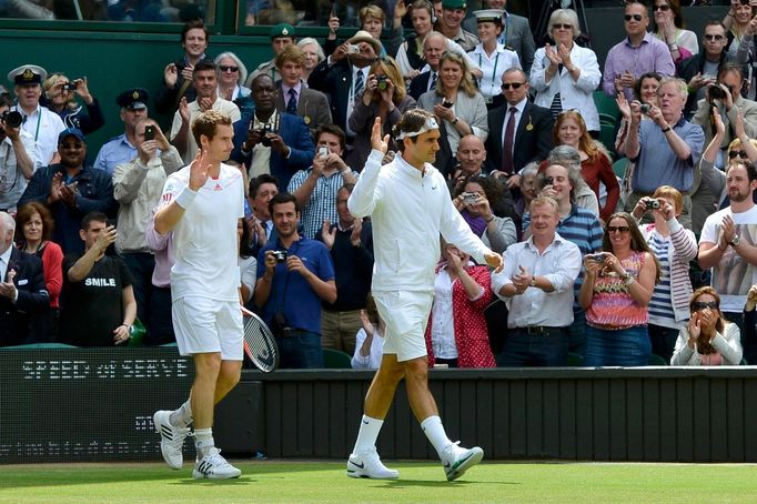 Britský tenista Andy Murray a Švýcar Rpger Federer nastupují do finále Wimbledonu 2012.