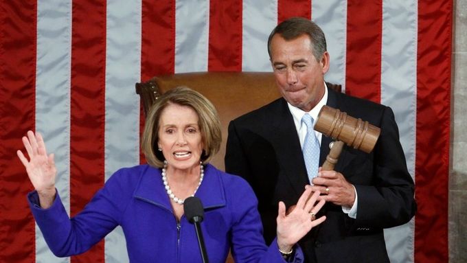 Demokratka Nancy Pelosiová předává předsednické kladivo republikánu Boehnerovi.
