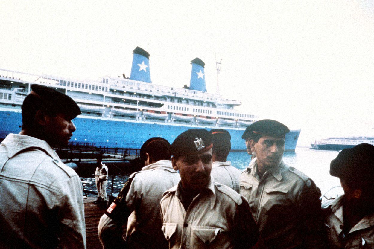 Egyptští policisté před lodí Achille Lauro.