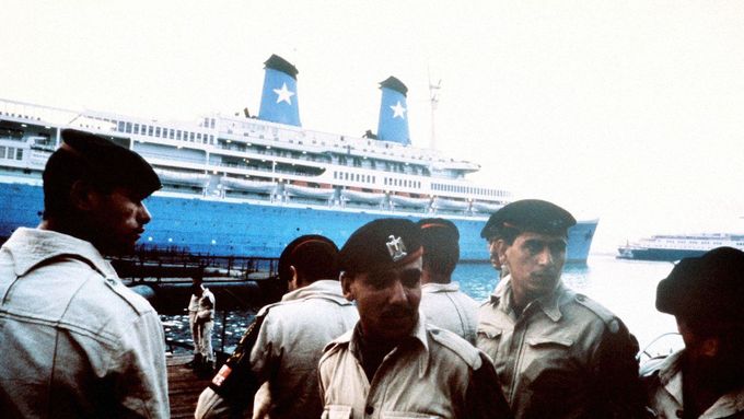 Egyptští policisté před lodí Achille Lauro.