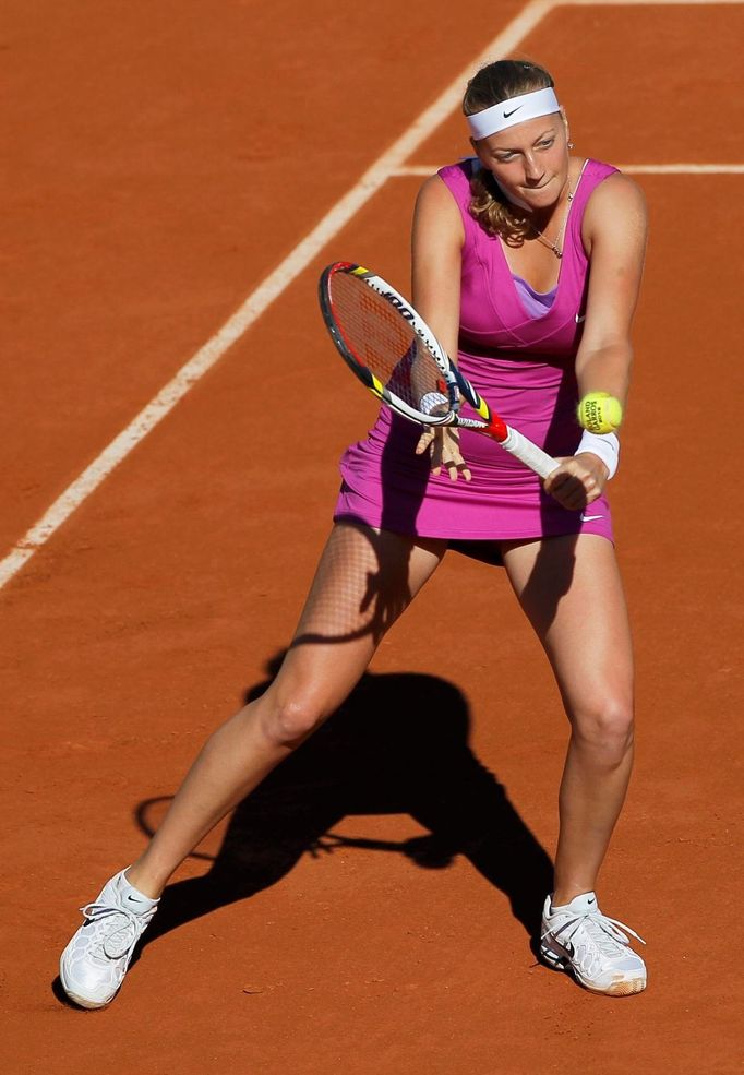 Česká tenistka Petra Kvitová bekhendem odpaluje míček na Rusku Marii Šarapovovou během semifinále French Open 2012.