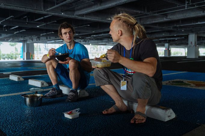 Adam Ondra a Pavel Vích našli dlouho hledaný klid od přelidněného města v krytých garážích.