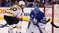 NHL 2019/20, Toronto - Boston: David Pastrňák v šanci před Frederikem Andersenem