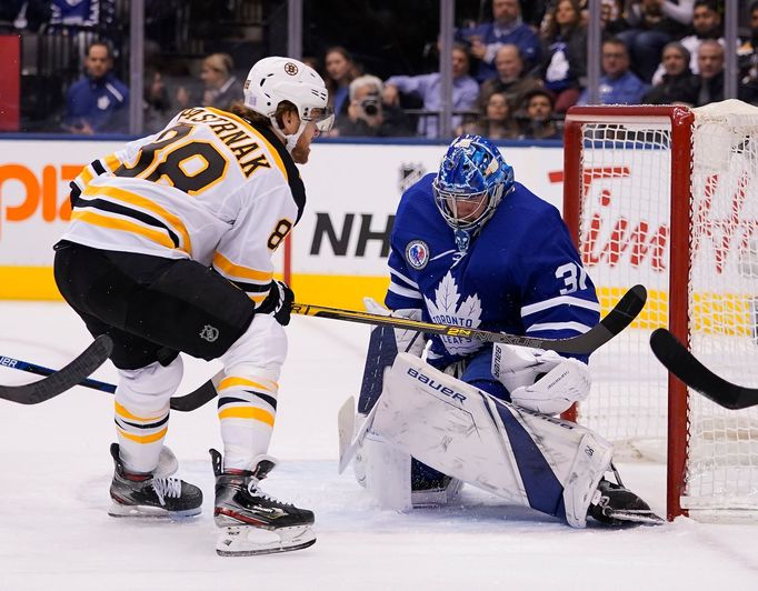 NHL 2019/20, Toronto - Boston: David Pastrňák v šanci před Frederikem Andersenem.