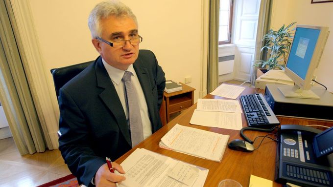 Předseda Senátu Milan Štěch ve své kanceláři.