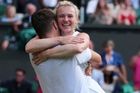 Jsi legenda, děkuji, slzel partner Siniakové. Mimořádná chvíle pak dojala Wimbledon