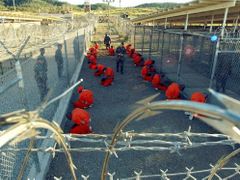 Dozorci na americké základně Guantanamo se neštítí krutého zacházení s vězni.  Kruté metody neodporovaly do této doby americkým zákonům.