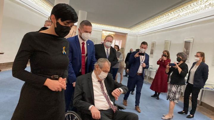 Zemana vítali poslanci s ukrajinskou stužkou. Nemohlo mu to vadit, říká Adamová; Zdroj foto: Radek Bartoníček