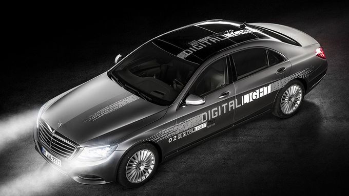 Světlomety Digital Light byly veřejnosti představeny v listopadu na aktuální generaci luxusního sedanu třídy S.