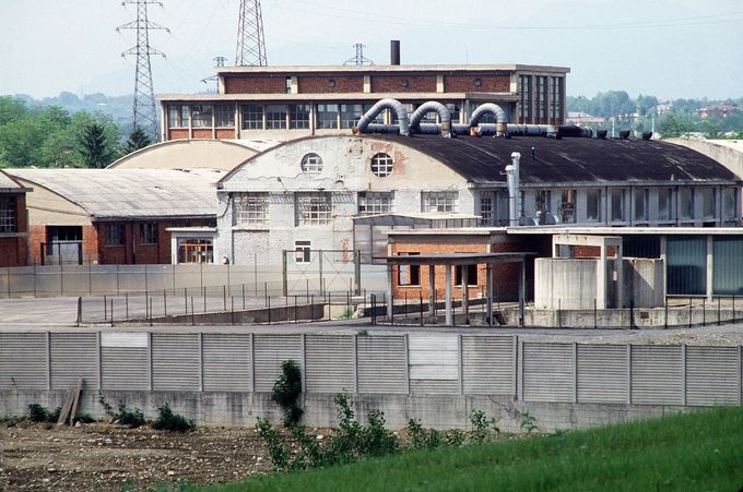 Areál chemické továrny ICMESA v italském Sevesu, snímek z roku 1983. V roce 1976 zde došlo k havárii s únikem toxického dioxinu.