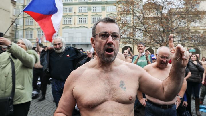 Foto: Lidé se svlékali na protest proti Válkovi a očkování. Přišel i Karel Janeček; Zdroj foto: Jakub Plíhal