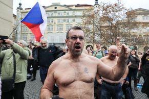 Foto: Lidé se svlékali na protest proti Válkovi a očkování. Přišel i Karel Janeček