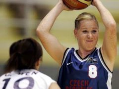 Česká basketbalistka Michaela Uhrová (v modrém) v zápase mistrovství světa proti Tchaj-wanu. Brání ji Chi Wenová.