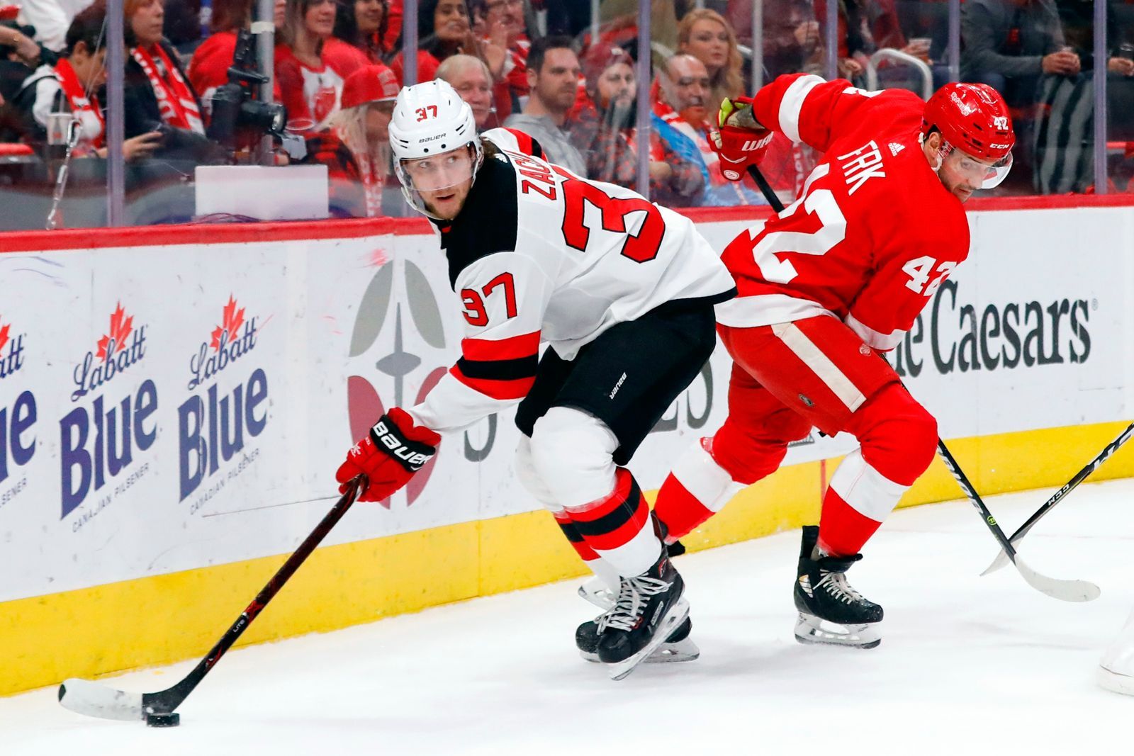 hokej, NHL 2018/2019, Detroit - New Jersey, hráč hostů Pavel Zacha (vlevo) v souboji s Martinem Frkem