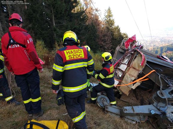 Podle ředitele provozu osobní dopravy Českých drah při nehodě lanovky došlo k destrukci tažného lana.