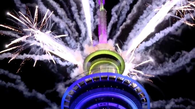 Novozélanďané byli mezi prvními na světě, kteří oslavili příchod nového roku 2021 ohňostrojem z 328 metrů vysoké věže Sky Tower v Aucklandu.