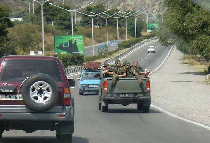 I přes podepsané příměří auta naložená gruzínskými vojáky opouštějí hlavní město Tbilisi.