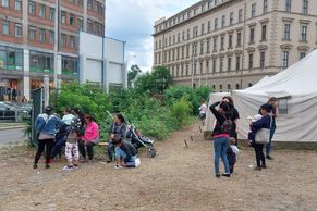 Uprchlice spaly na zemi a v mokru. Stanový tábor neslouží k ubytování, brání se Brno