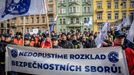 Protest policistů a hasičů před ministerstvem vnitra v Praze na Letné za navýšení platů (21.11. 2024).