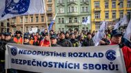 Protest policistů a hasičů před ministerstvem vnitra v Praze na Letné za navýšení platů