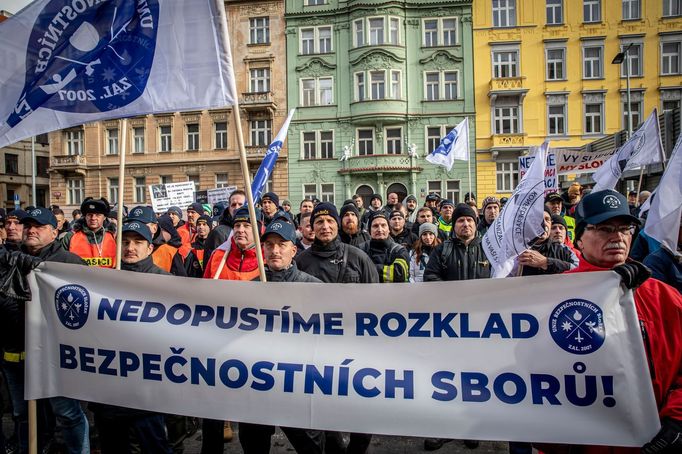 Protest policistů a hasičů před ministerstvem vnitra v Praze na Letné za navýšení platů (21.11. 2024).