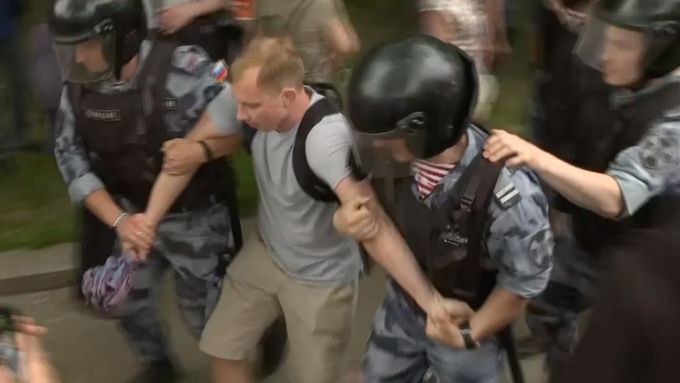 Policie v Moskvě zatkla stovky demonstrantů. Lidé se bouří proti policejnímu zacházení s novináři.