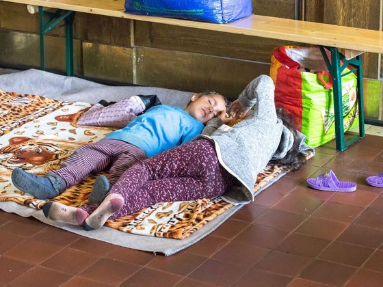 Na hlavním nádraží spí na zemi i děti.