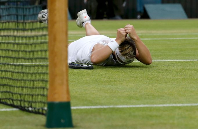 Kirsten Flipkensová se raduje v zápase proti Petře Kvitové na Wimbledonu 2013