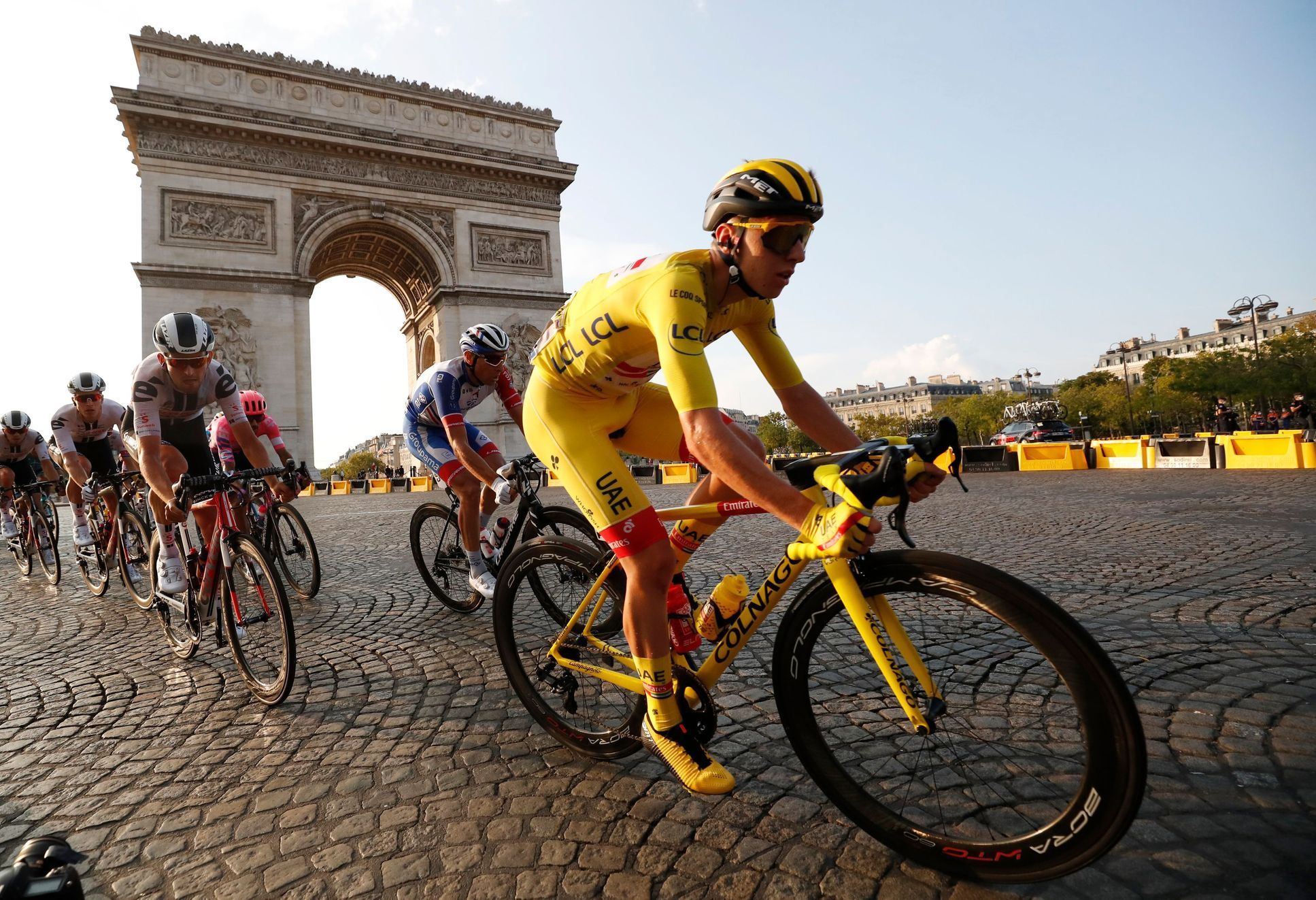 Tadej Pogačar v Paříži během poslední etapy Tour de France 2020