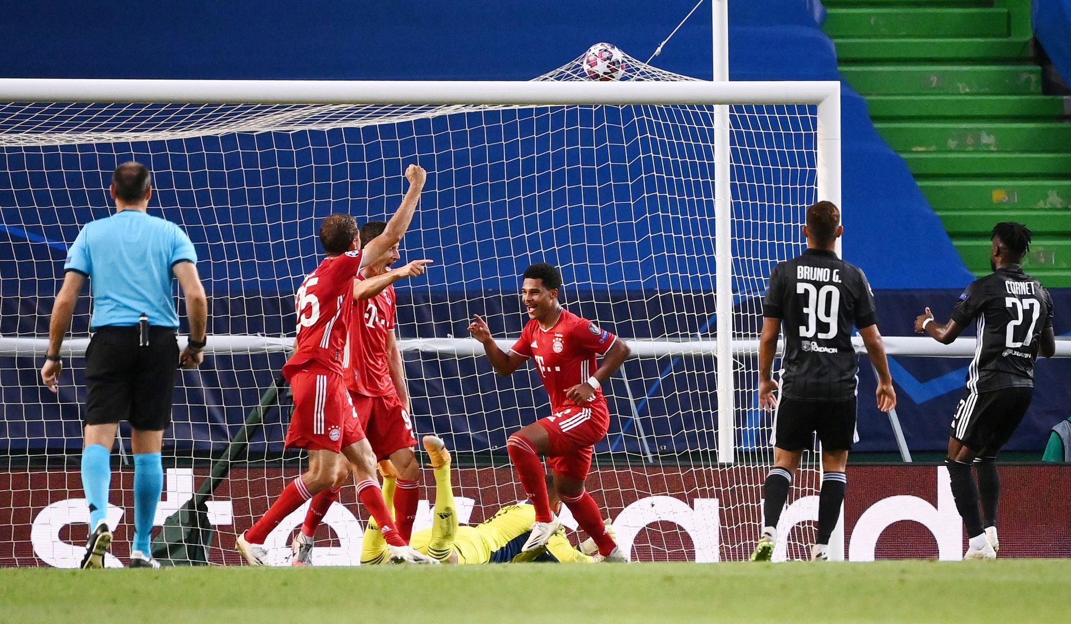 Serge Gnabry slaví gól v semifinále LM Bayern - Lyon