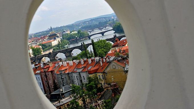 Terasa Kramářovy vily nabízí jedinečný výhled na Prahu, škoda že jen pro několik málo jedinců.