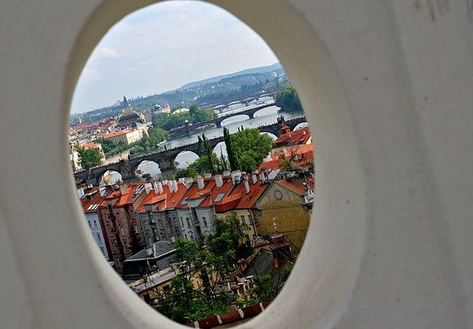 Terasa Kramářovy vily nabízí jedinečný výhled na Prahu, škoda že jen pro několik málo jedinců.