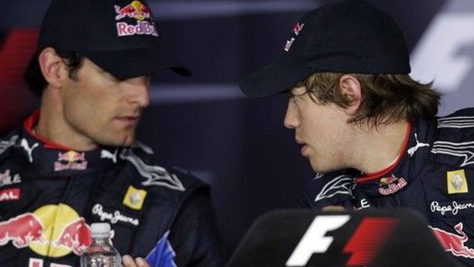 Sebastian Vettel si po kvalifikaci povídá s Markem Webberem