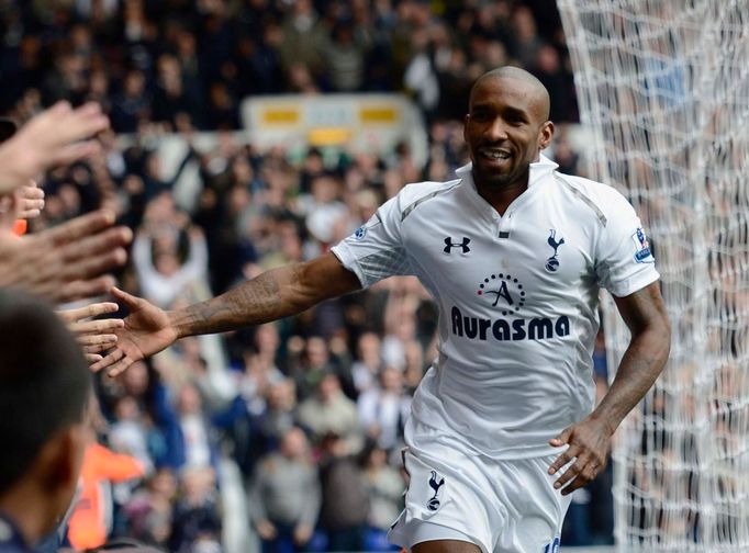 Fotbalista Tottenhamu Jermain Defoe slaví svůj gól v utkání anglické Premier League 2012/13 proti Chelsea.