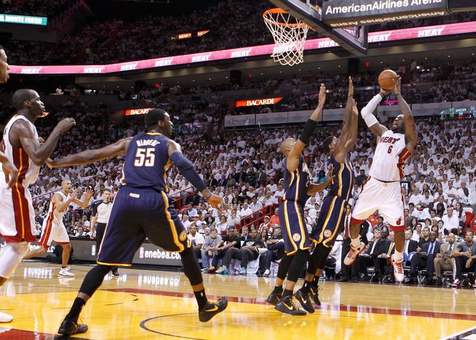 LeBron James střílí v prvním zápase série Miama - Indiana v playoff NBA