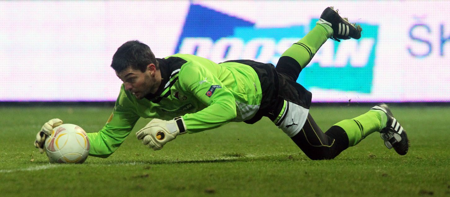 Matůš Kozáčik z Plzně v utkání Evropské ligy s Atléticem Madrid