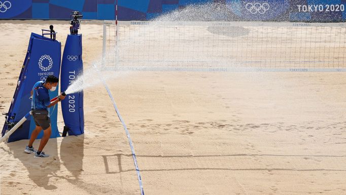 Na tomto kurtu se dnes měly v úvodním kole představit Barbora Hermannová a Markéta Sluková proti japonské dvojici Ishii, Murakami.