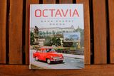Kniha Octavia - Dáma značky Škoda mapuje historii jak prototypu Spartak, tak původního modelu z roku 1959 a novodobé Octavie představené v roce 1996. Nechybí ani informace k nejnovější, v pořadí čtvrté z roku 2019.