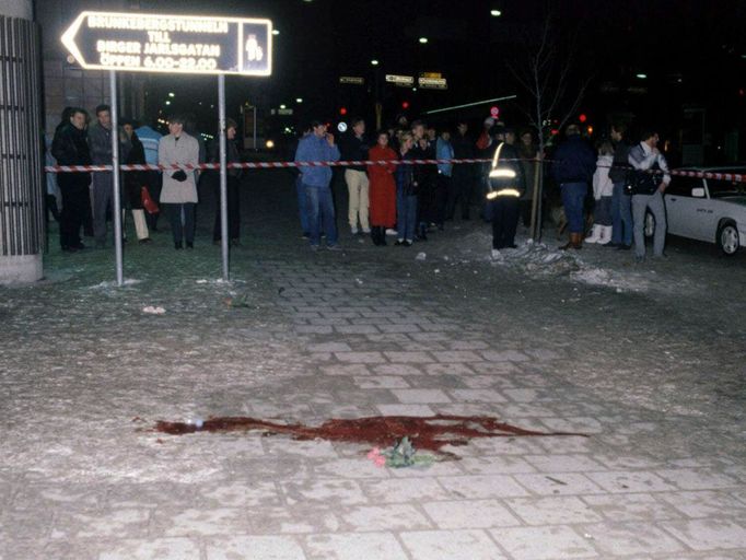 Archivní snímek z 1. března 1986 zachycuje místo, kde zemřel švédský premiér Olof Palme poté, co na něj dosud neznámý vrah vypálil smrtelnou kulku.