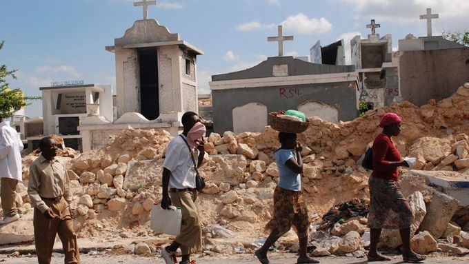 Rekonstrukce Haiti po lednovém ničivém zemětřesení postupuje pomalu